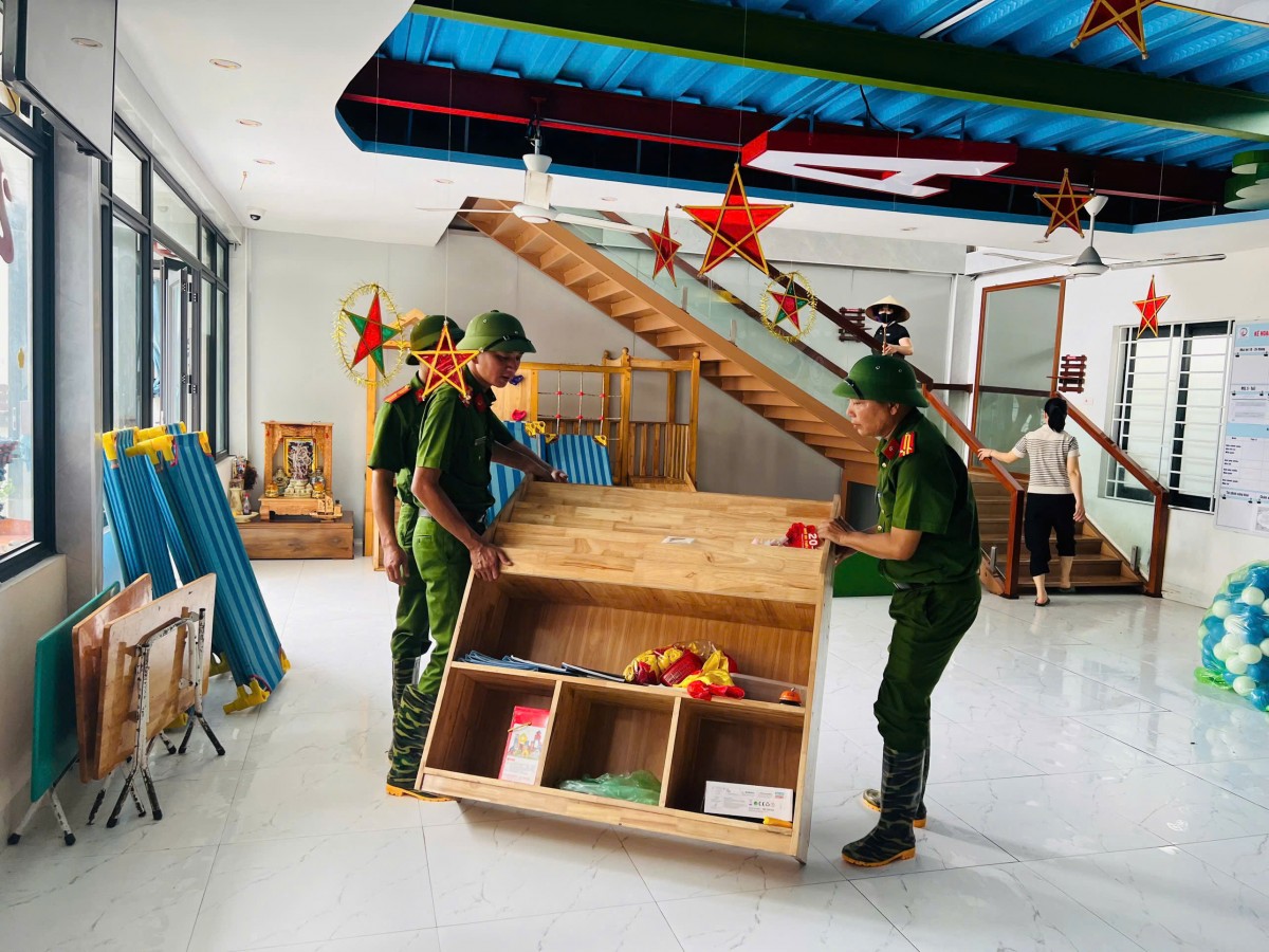 Hà Nội: Khẩn trương hỗ trợ nhân dân thu dọn bùn đất, dọn dẹp nhà cửa... ngay khi nước rút