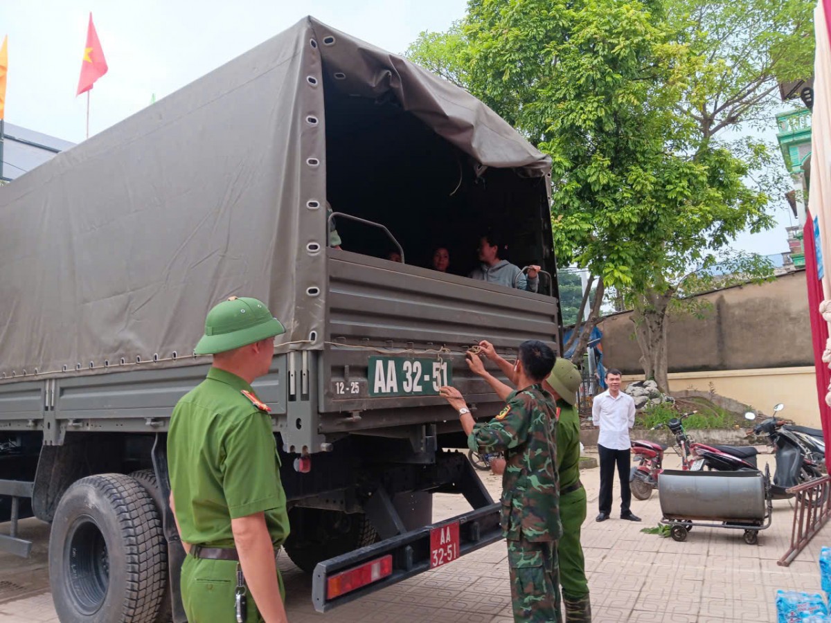 Hà Nội: Khẩn trương hỗ trợ nhân dân thu dọn bùn đất, dọn dẹp nhà cửa... ngay khi nước rút
