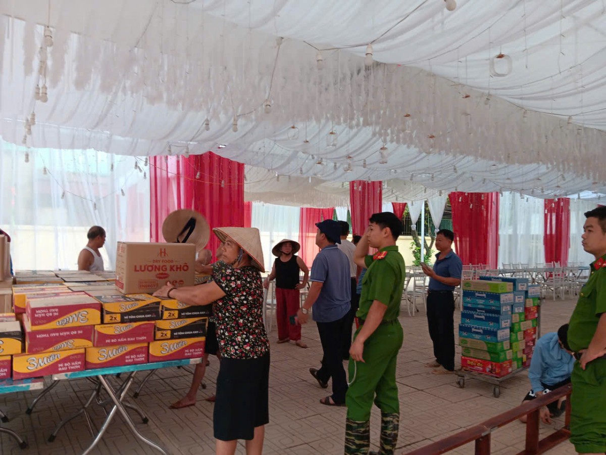 Hà Nội: Khẩn trương hỗ trợ nhân dân thu dọn bùn đất, dọn dẹp nhà cửa... ngay khi nước rút