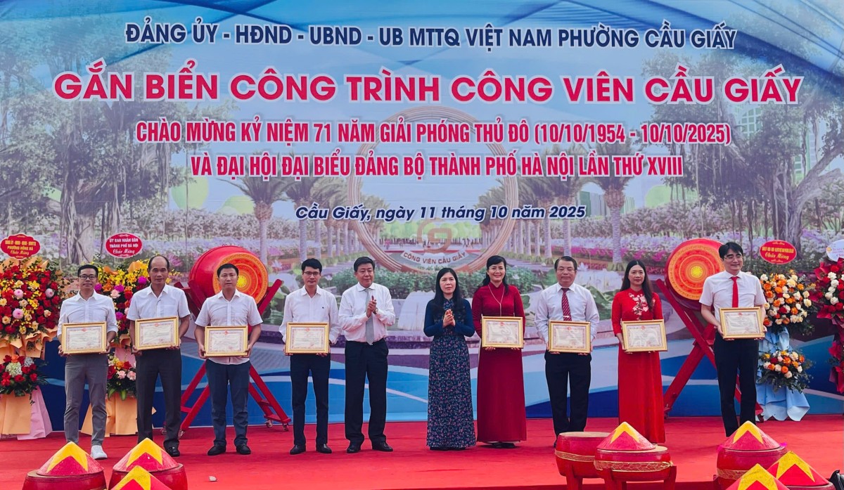 Gắn biển công trình Công viên Cầu Giấy chào mừng 71 năm Giải phóng Thủ đô