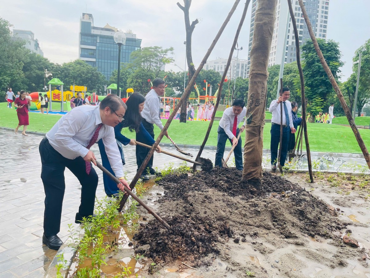 Gắn biển công trình Công viên Cầu Giấy chào mừng 71 năm Giải phóng Thủ đô