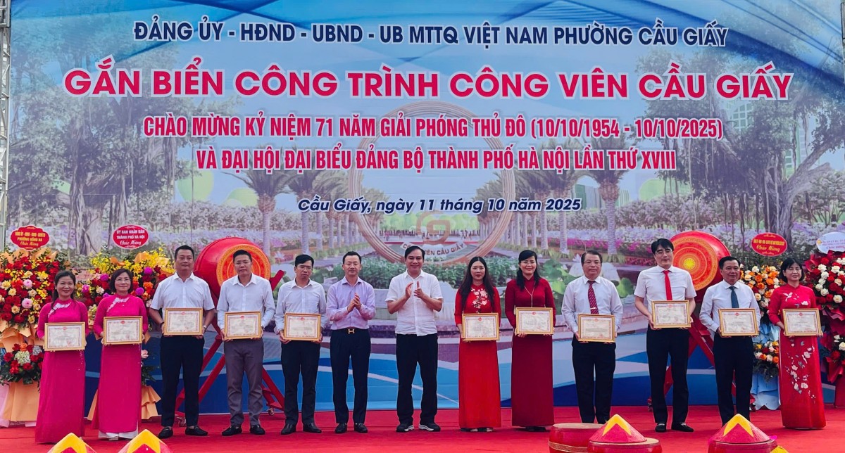 Gắn biển công trình Công viên Cầu Giấy chào mừng 71 năm Giải phóng Thủ đô