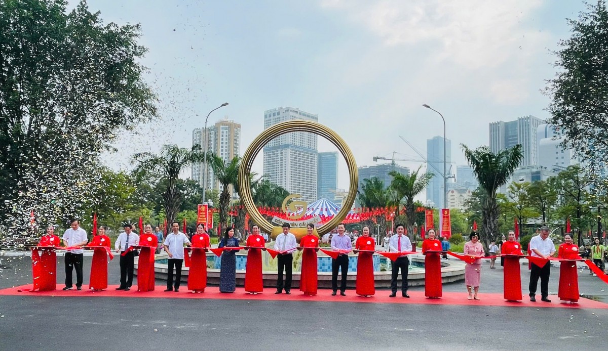 Gắn biển công trình Công viên Cầu Giấy chào mừng 71 năm Giải phóng Thủ đô