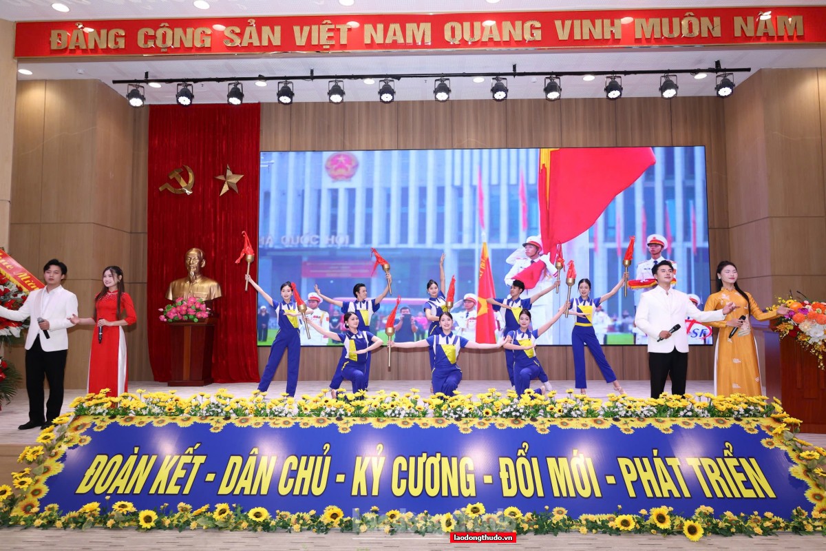 Phấn đấu 100% đoàn viên khó khăn được chăm lo, bảo vệ khi có đề nghị Phấn đấu 100% đoàn viên khó khăn được chăm lo, bảo vệ khi có đề nghị