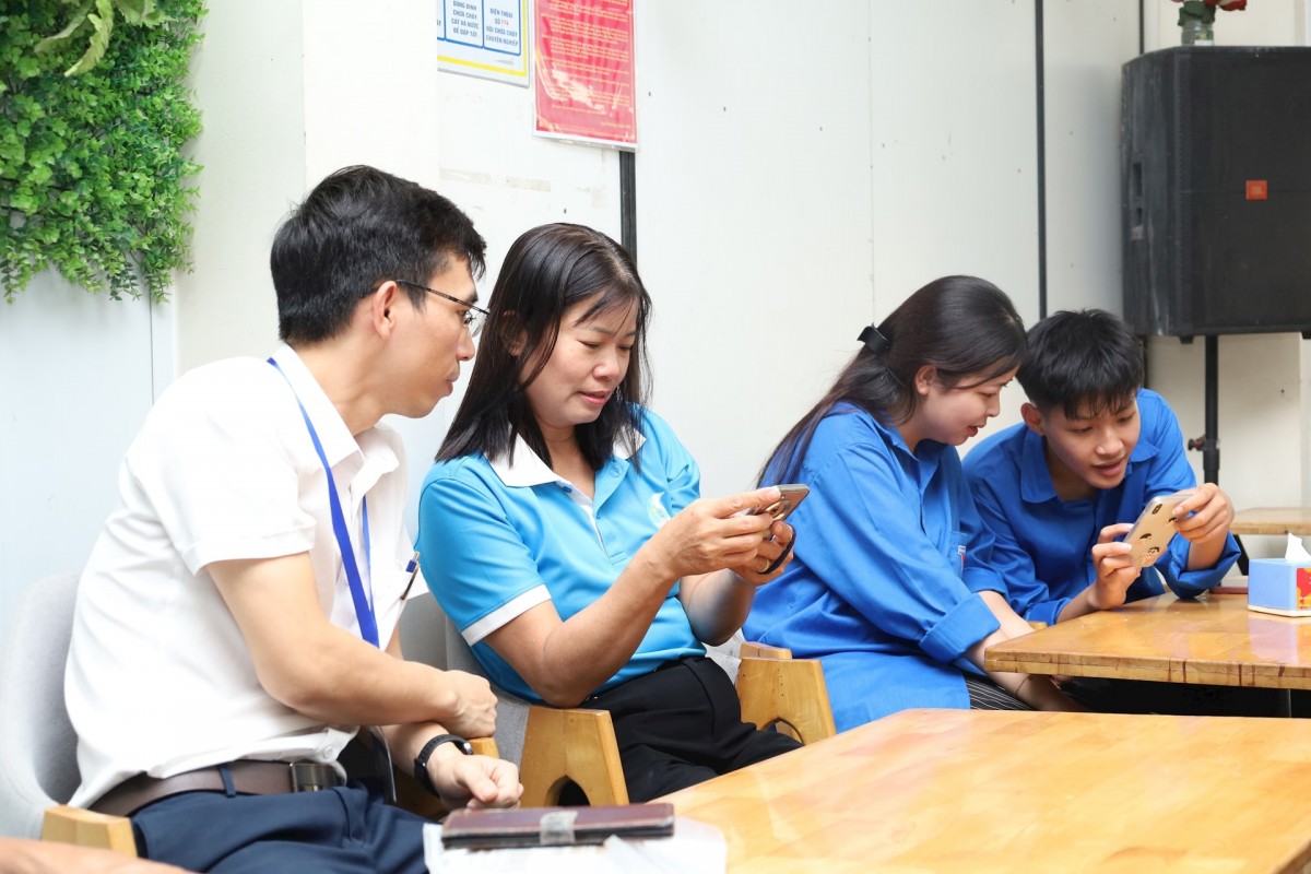 Hướng dẫn người dân cài đặt, sử dụng các ứng dụng số như VNeID, iHanoi, eTax Mobile, thanh toán điện tử, nộp hồ sơ dịch vụ công trực tuyến