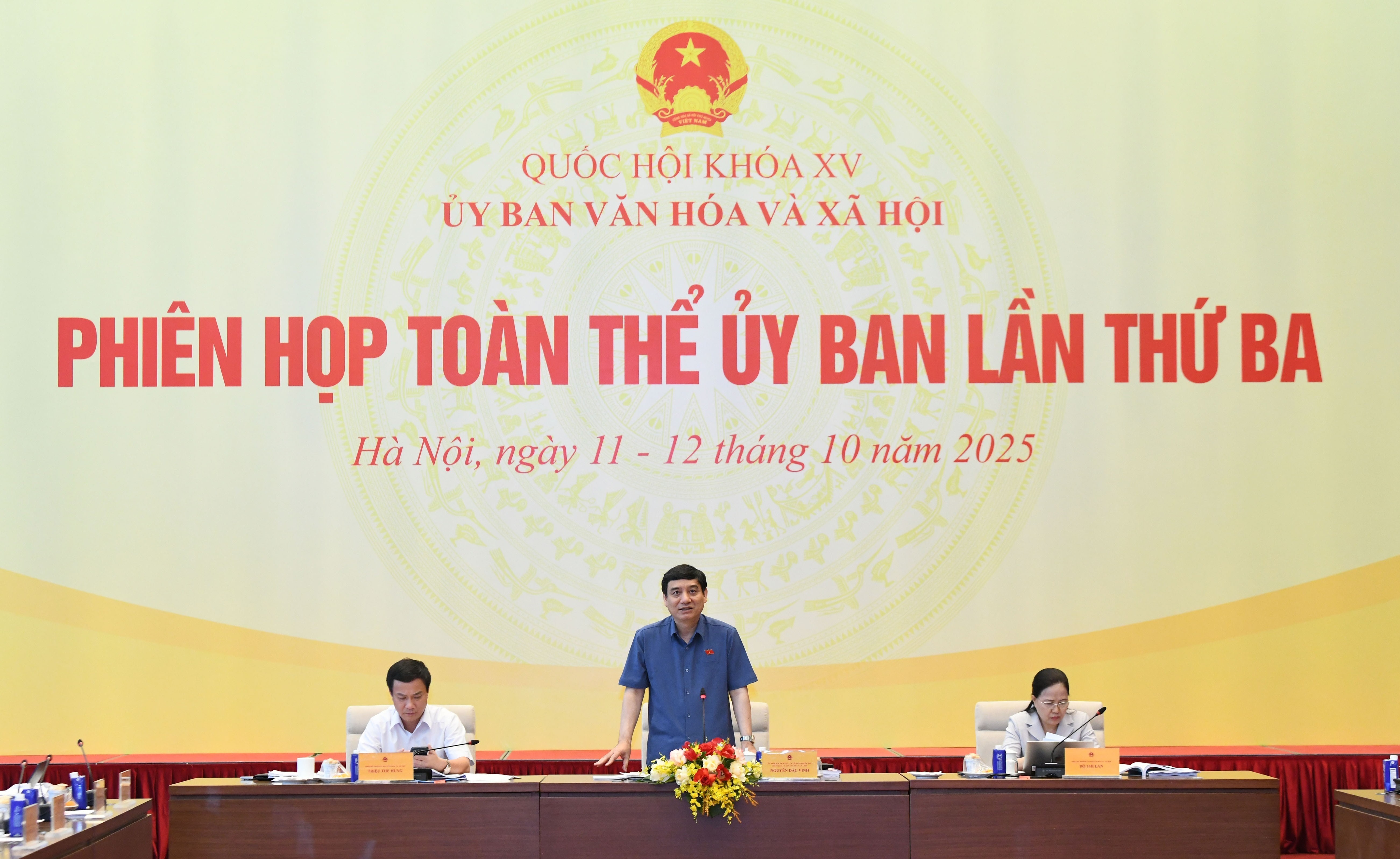 Chủ nhiệm Ủy ban Văn hóa và Xã hội Nguyễn Đắc Vinh chủ trì Phiên họp. Ảnh: Lâm Hiển