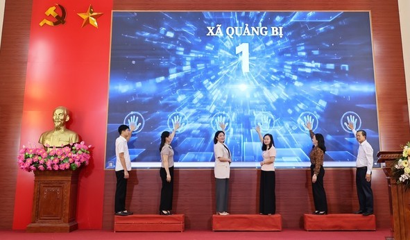 Các đại biểu bấm nút phát động phong trào Toàn dân học tập số hưởng ứng Ngày Chuyển đổi số quốc gia 