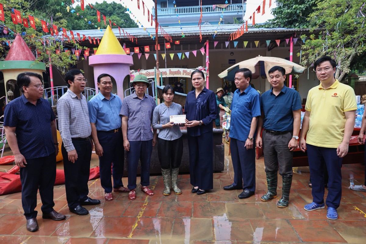 Ban Vận động Cứu trợ Trung ương đã tiếp nhận hơn 907 tỷ đồng ủng hộ đồng bào các tỉnh bị ảnh hưởng bão lũ