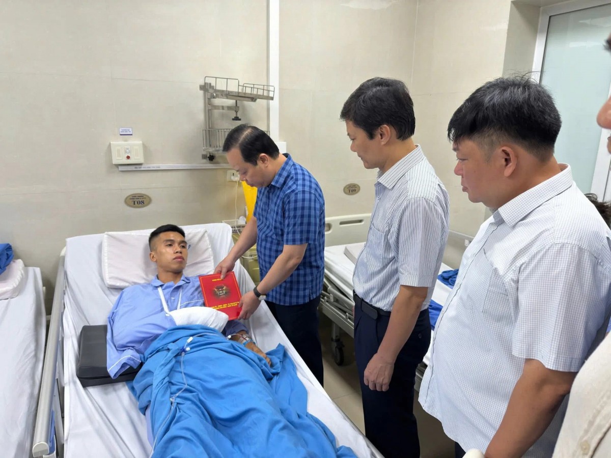 Lãnh đạo phường Văn Miếu - Quốc Tử Giám thăm hỏi chiến sĩ bị thương ở vụ cháy phố Kim Hoa