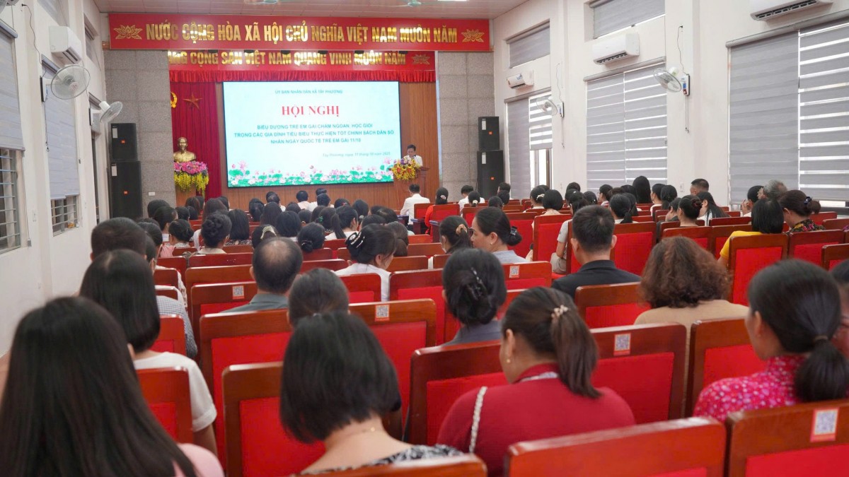 40 trẻ em gái chăm ngoan, học giỏi tiêu tuyên được biểu dương, khen thưởng