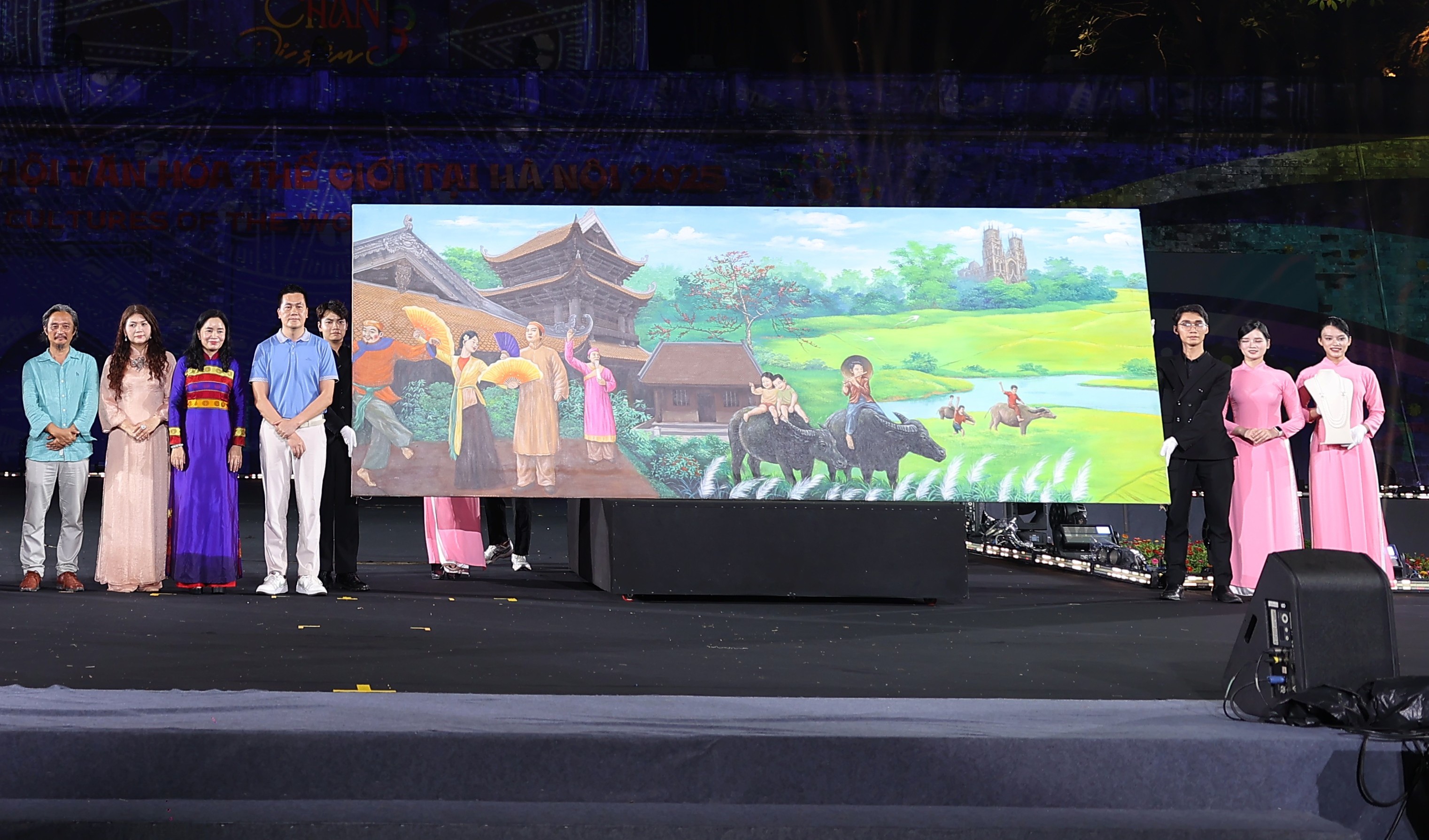 Lễ hội Văn hóa Thế giới tại Hà Nội quyên góp 2,5 tỷ đồng ủng hộ đồng bào vùng lũ