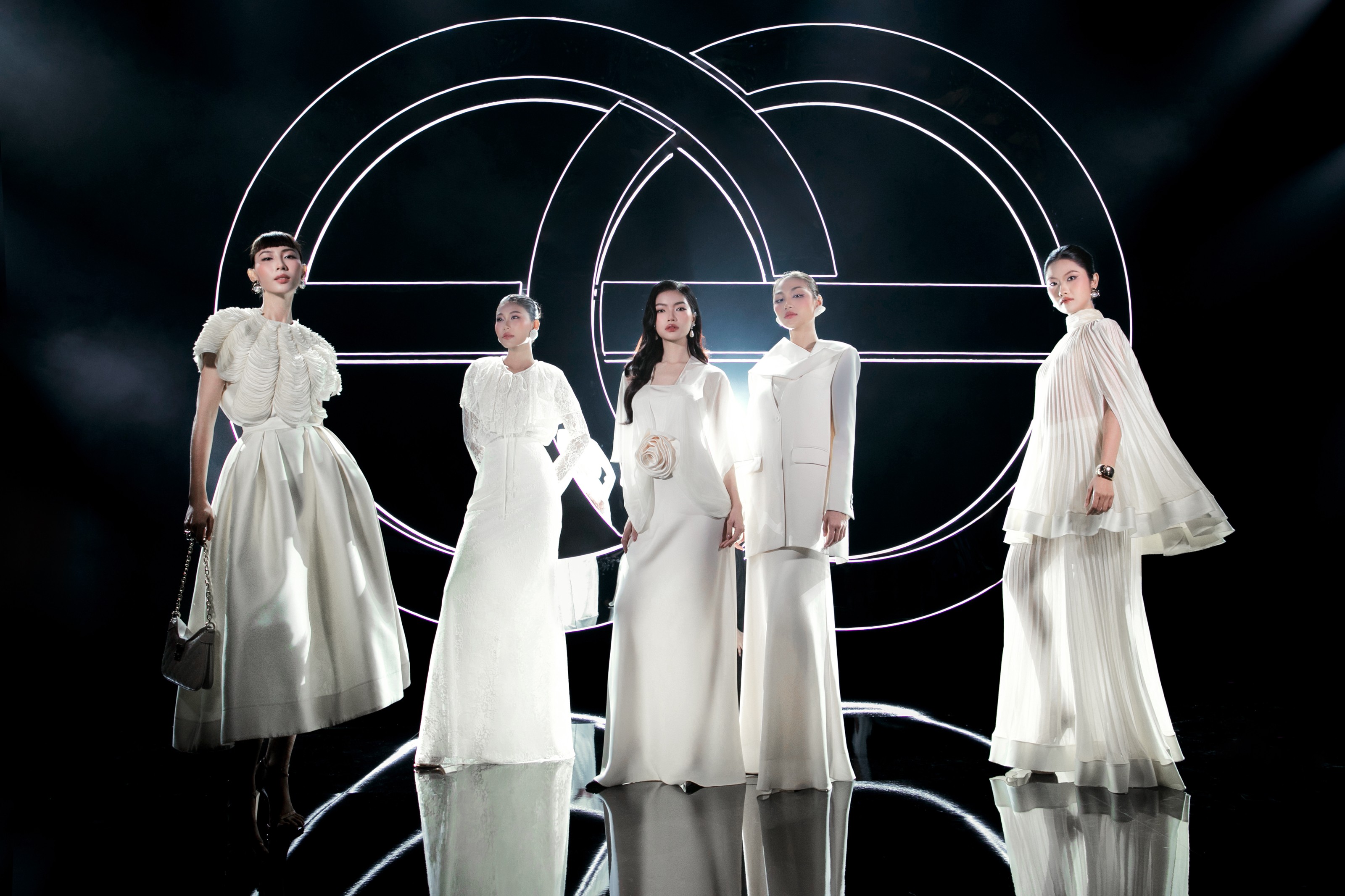 Siêu mẫu Thanh Hằng tỏa sáng trong vai trò vedette tại Elise Fashion Show Fall/Winter 2025