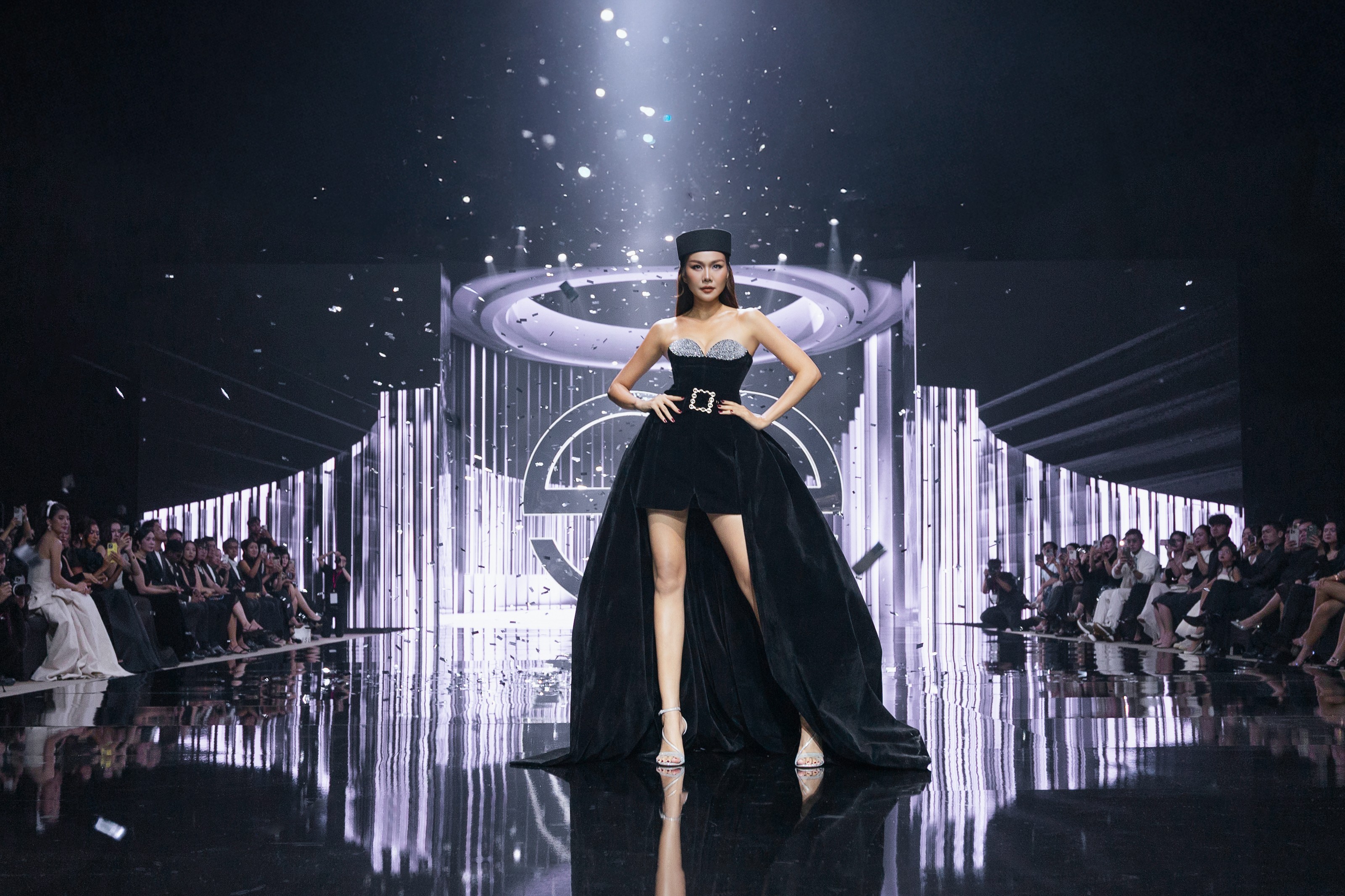 Siêu mẫu Thanh Hằng tỏa sáng trong vai trò vedette tại Elise Fashion Show Fall/Winter 2025