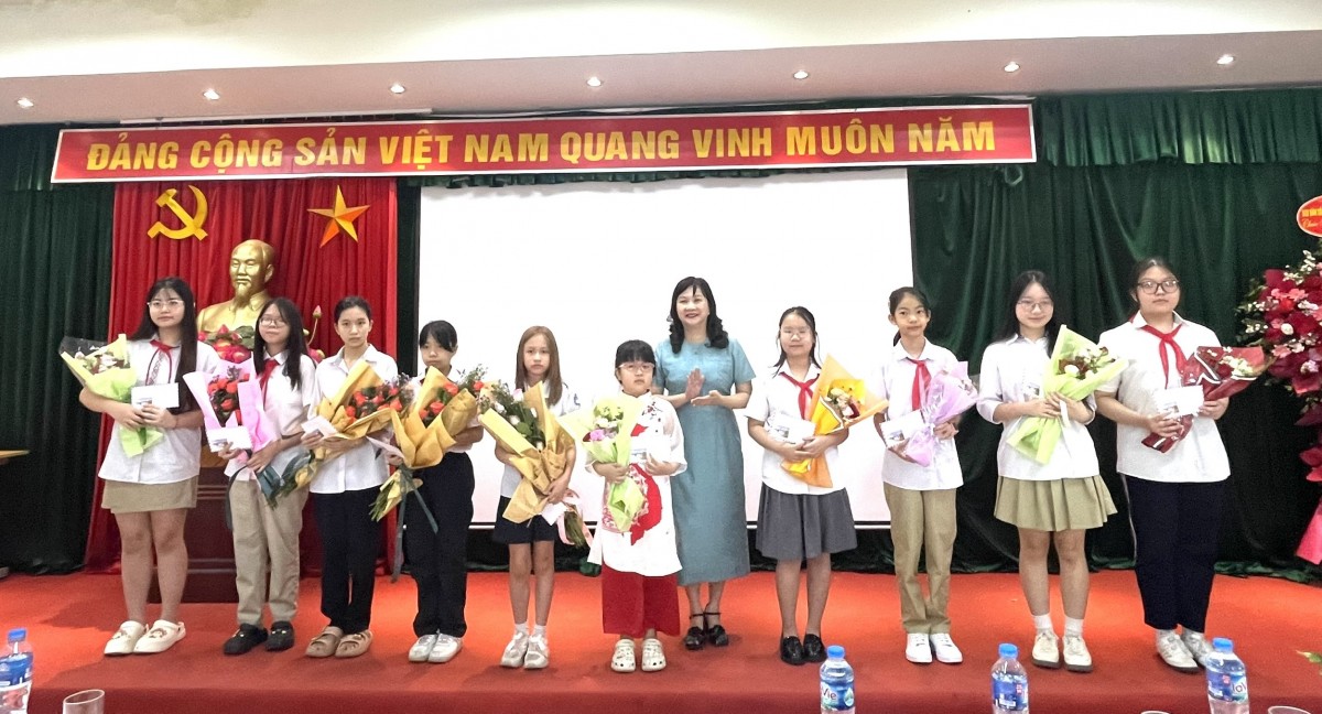 Phường Bạch Mai biểu dương 100 trẻ em gái chăm ngoan, học giỏi