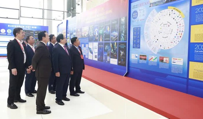 Thủ tướng Chính phủ thăm Triển lãm thành tựu khoa học công nghệ, đổi mới sáng tạo và chuyển đổi số