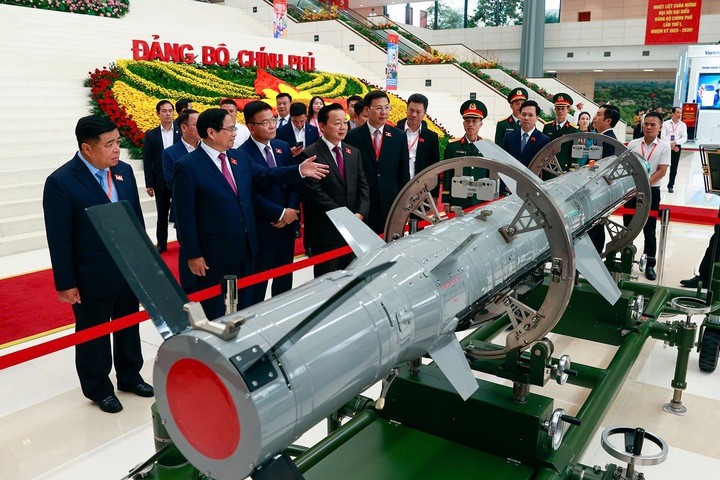 Thủ tướng Chính phủ thăm Triển lãm thành tựu khoa học công nghệ, đổi mới sáng tạo và chuyển đổi số