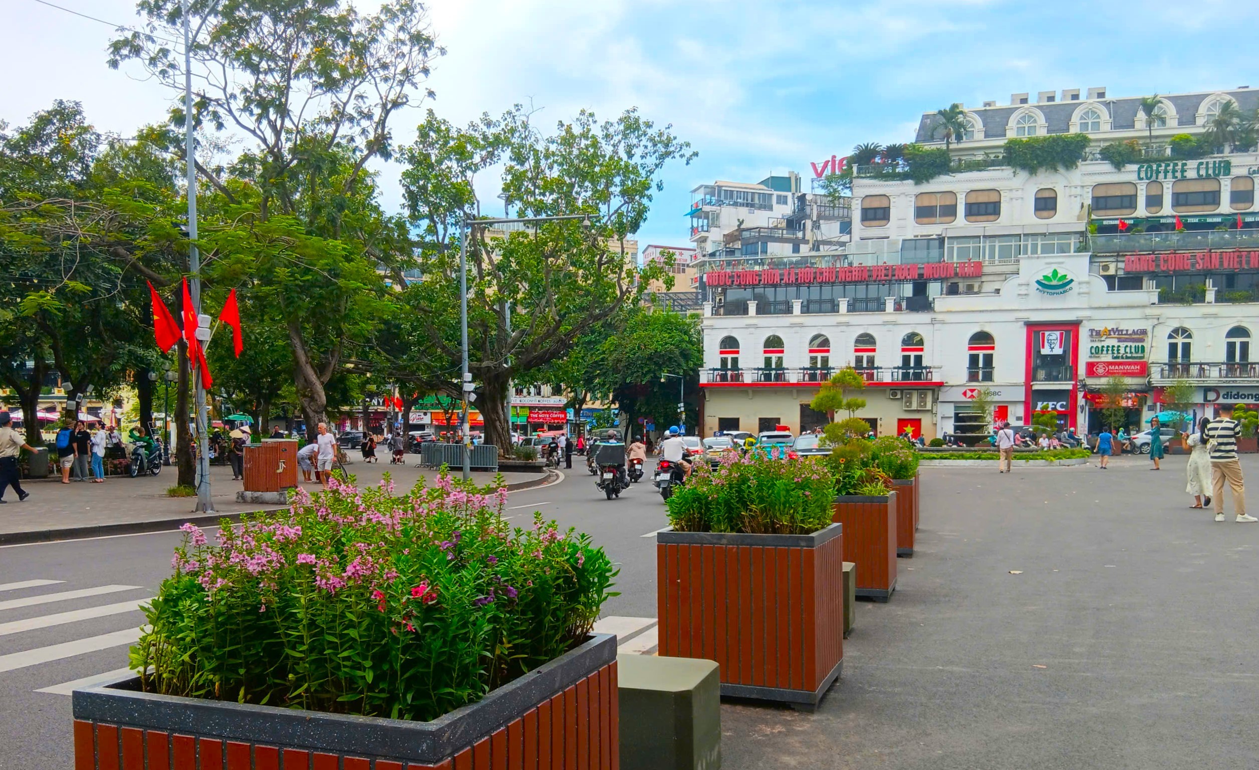 Một góc Quảng trường Đông Kinh Nghĩa Thục. Một góc Quảng trường Đông Kinh Nghĩa Thục.