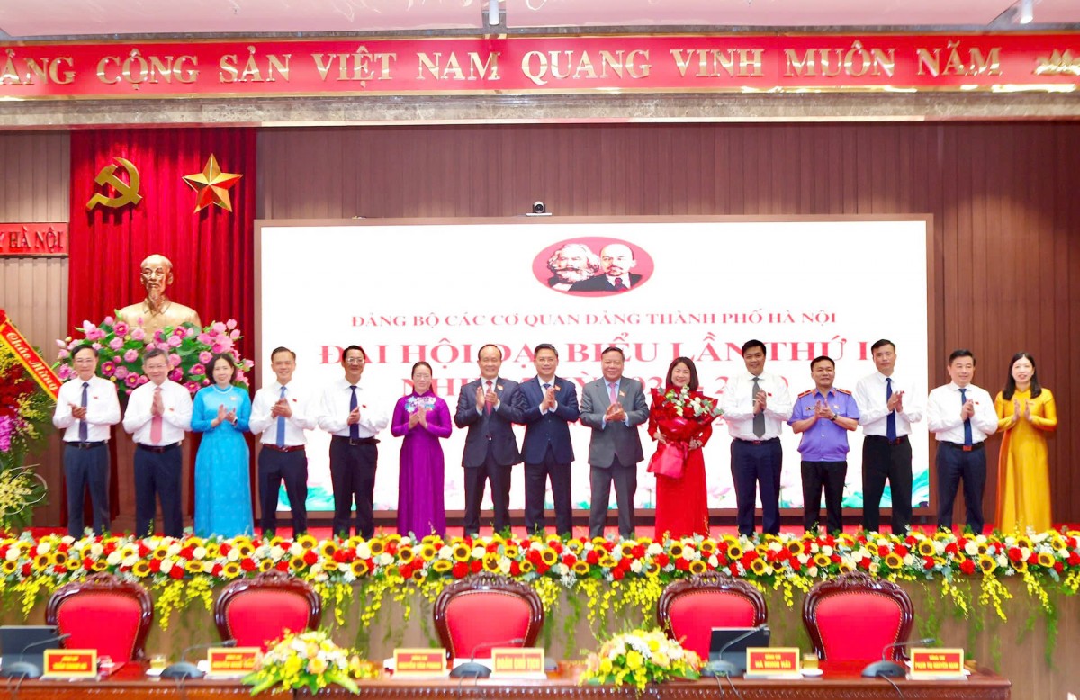 Việc ra đời Đảng bộ các cơ quan Đảng của thành phố Hà Nội càng góp phần làm cho Đảng bộ Thành phố vững mạnh (Ảnh: Phó Bí thư Thường trực Thành ủy Nguyễn Văn Phong và Chủ tịch HĐNĐ Thành phố Nguyễn Ngọc Tuấn trong buổi ra mắt Ban Chấp hành Đảng bộ các cơ quan Đảng thành phố Hà Nội).