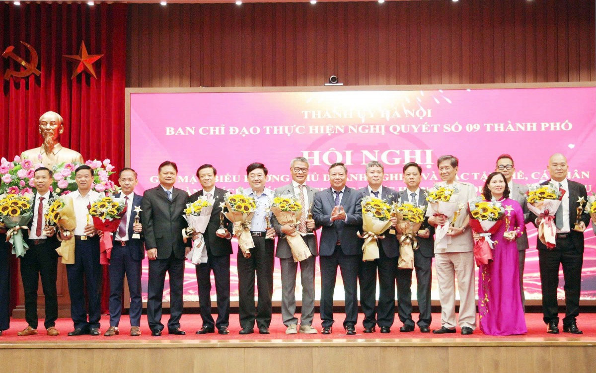 Phó Bí thư Thường trực Thành ủy Nguyễn Văn Phong và lãnh đạo Thành phố biểu dương các doanh nghiệp, doanh nhân có thành tích xuất sắc trong triển khai Nghị quyết số 09-NQ/TU về “Tăng cường công tác xây dựng Ðảng và các đoàn thể Nhân dân trong các doanh nghiệp ngoài khu vực Nhà nước trên địa bàn thành phố Hà Nội”.