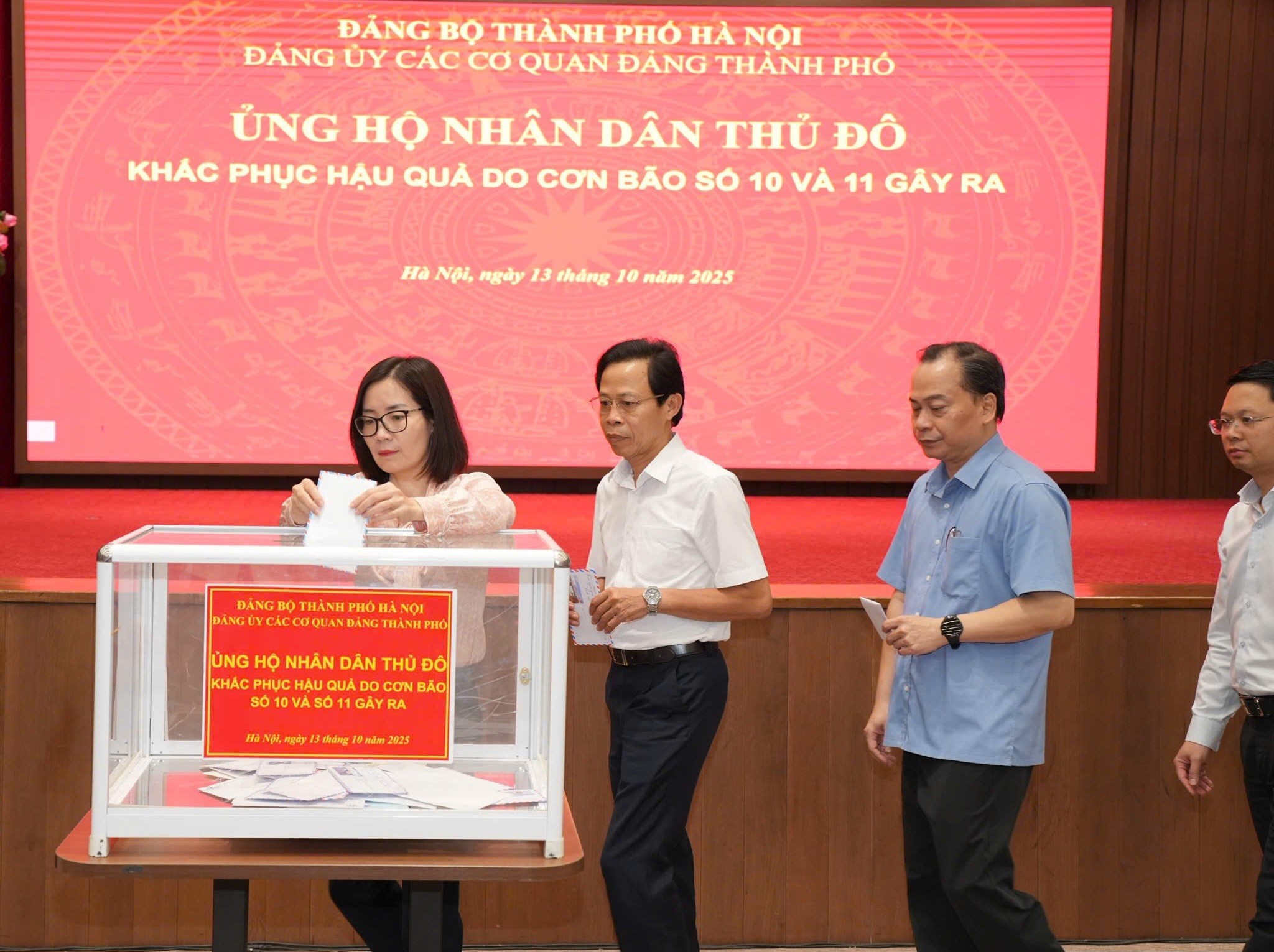 Đảng ủy các Cơ quan Đảng thành phố Hà Nội quyên góp ủng hộ Nhân dân Thủ đô khắc phục hậu quả bão lũ