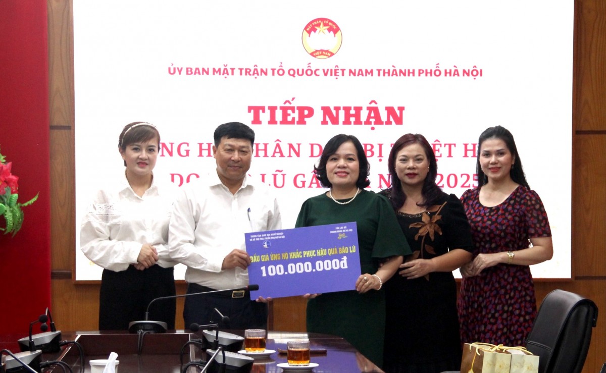 Lãnh đạo Ủy ban MTTQ Việt Nam thành phố Hà Nội tiếp nhận ủng hộ Nhân dân bị thiệt hại do bão lũ