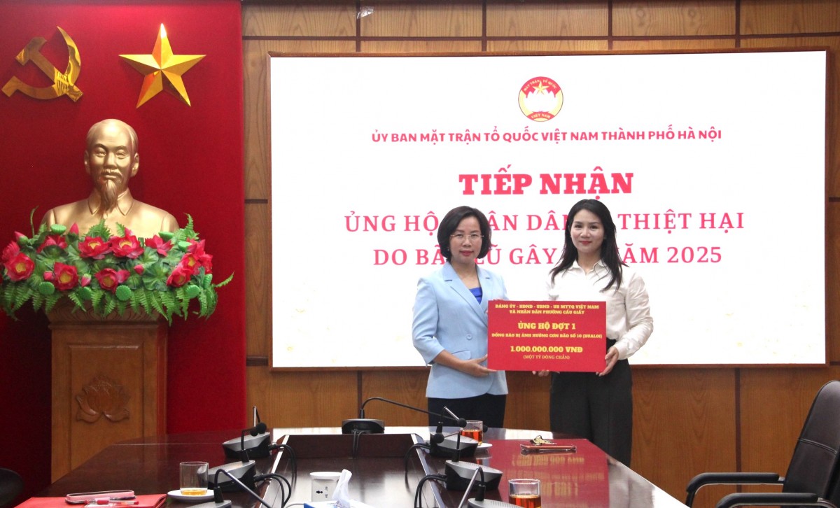 Lãnh đạo Ủy ban MTTQ Việt Nam thành phố Hà Nội tiếp nhận ủng hộ Nhân dân bị thiệt hại do bão lũ