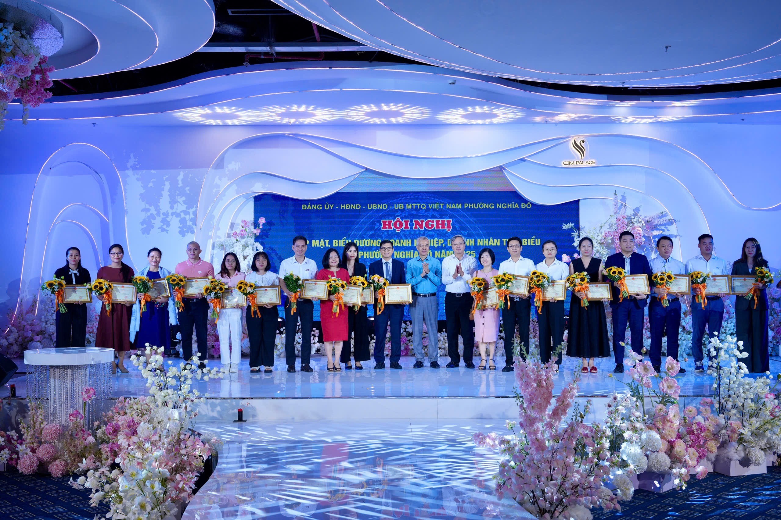 Phường Nghĩa Đô biểu dương 39 doanh nghiệp, doanh nhân tiêu biểu năm 2025 Phường Nghĩa Đô biểu dương 39 doanh nghiệp, doanh nhân tiêu biểu năm 2025