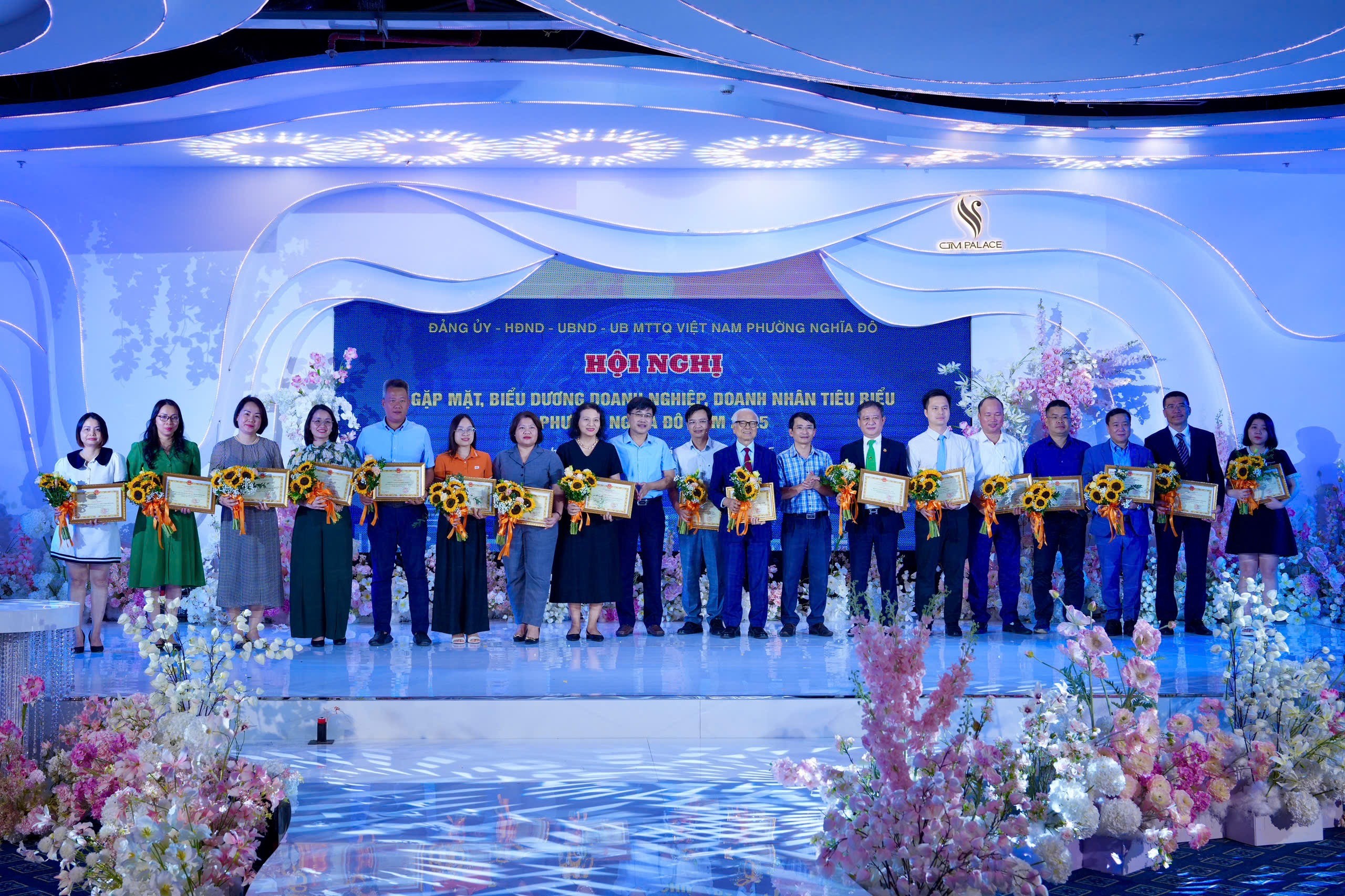 Phường Nghĩa Đô biểu dương 39 doanh nghiệp, doanh nhân tiêu biểu năm 2025 Phường Nghĩa Đô biểu dương 39 doanh nghiệp, doanh nhân tiêu biểu năm 2025