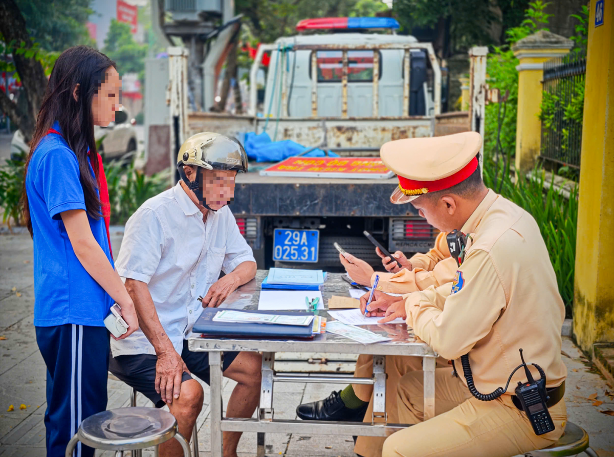 Quyết tâm lập lại trật tự an toàn giao thông tại cổng trường