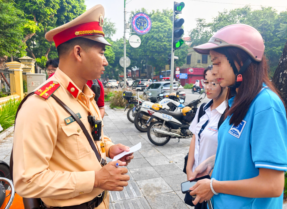 Quyết tâm lập lại trật tự an toàn giao thông tại cổng trường