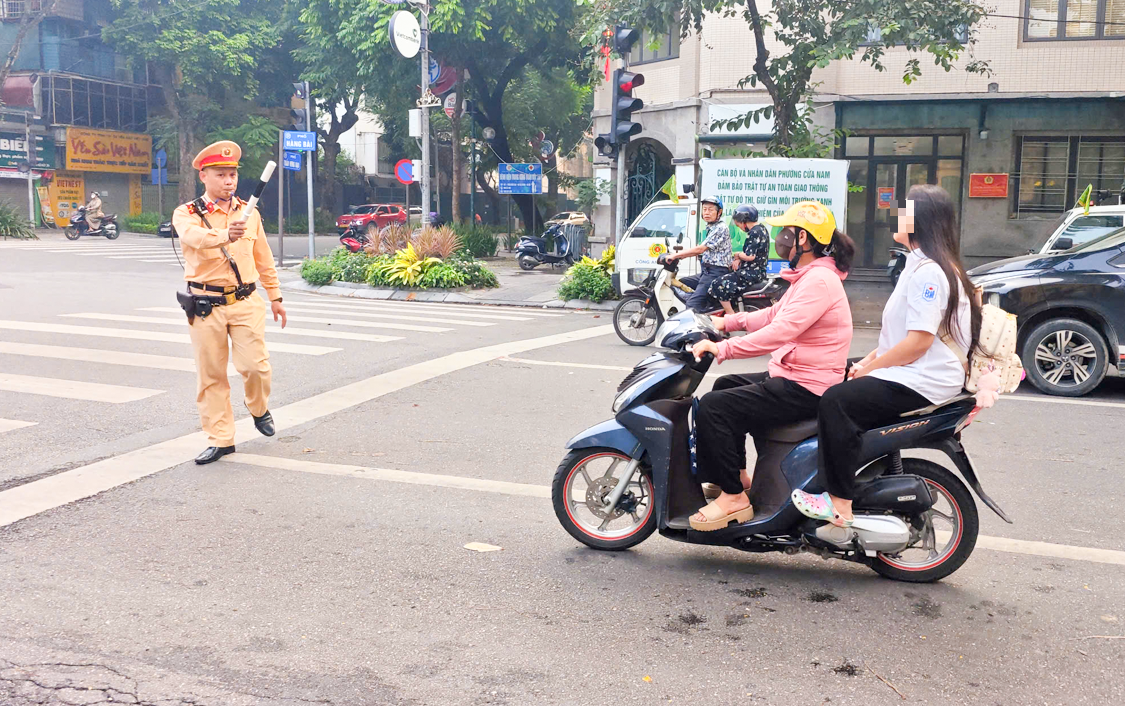 Quyết tâm lập lại trật tự an toàn giao thông tại cổng trường