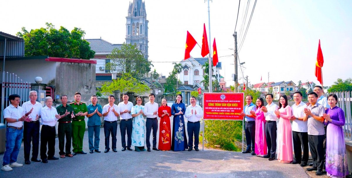 Các đại biểu tham dự lễ gắn biển công trình Tuyến đường chiếu sáng văn minh trên địa bàn thôn Giang Soi, xã Vân Đình.