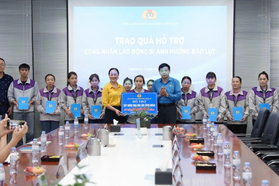 Công đoàn Nghệ An chung tay giúp người lao động vượt qua khó khăn sau bão lũ