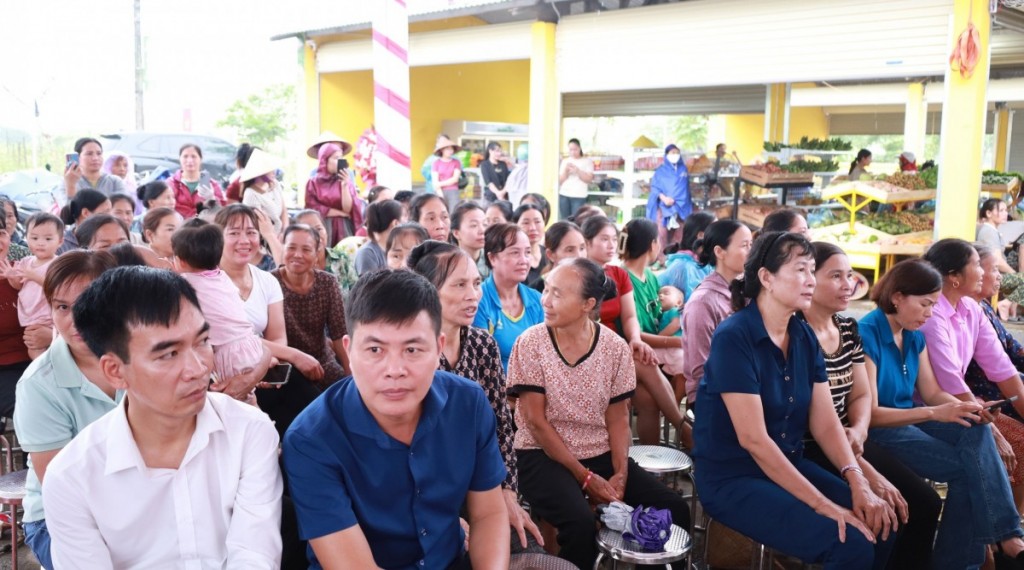 Khai trương tuyến xe buýt 20ATC kết nối xã đảo Minh Châu với trung tâm Thủ đô Hà Nội