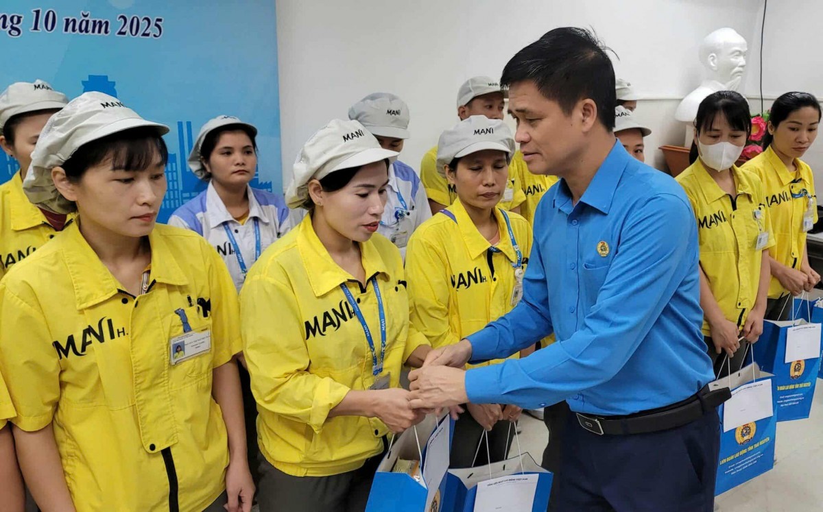 Lãnh đạo Tổng LĐLĐ Việt Nam trao quà hỗ trợ đoàn viên Công đoàn tỉnh Thái Nguyên Lãnh đạo Tổng LĐLĐ Việt Nam trao quà hỗ trợ đoàn viên Công đoàn tỉnh Thái Nguyên