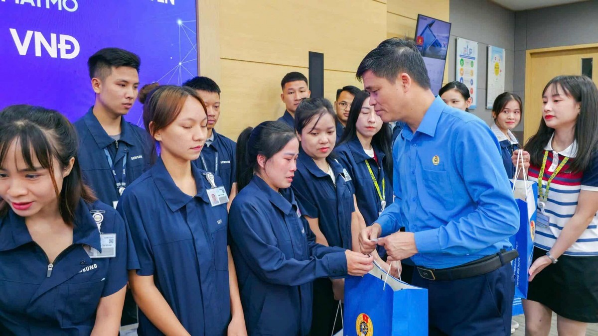 Lãnh đạo Tổng LĐLĐ Việt Nam trao quà hỗ trợ đoàn viên Công đoàn tỉnh Thái Nguyên Lãnh đạo Tổng LĐLĐ Việt Nam trao quà hỗ trợ đoàn viên Công đoàn tỉnh Thái Nguyên