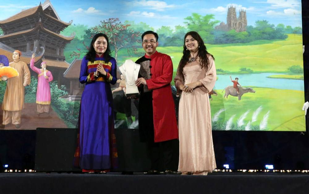 Quyên góp gần 4,3 tỉ đồng ủng hộ đồng bào bị thiệt hại do bão lũ - ảnh 2