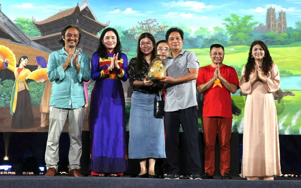 Quyên góp gần 4,3 tỉ đồng ủng hộ đồng bào bị thiệt hại do bão lũ - ảnh 1