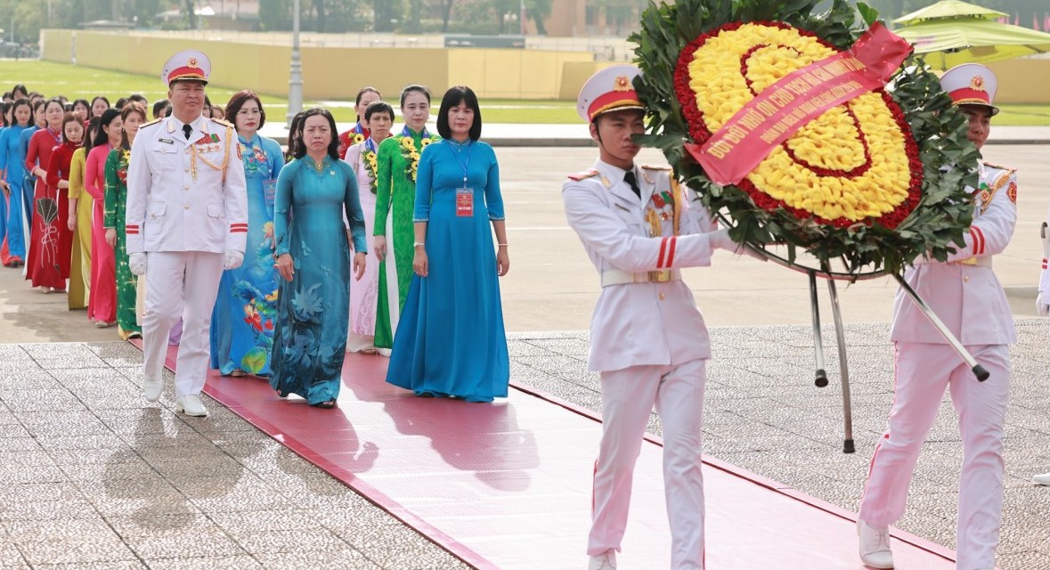 Lãnh đạo Tổng LĐLĐ Việt Nam và 90 nữ đoàn viên Công đoàn tiêu biểu báo công dâng Bác