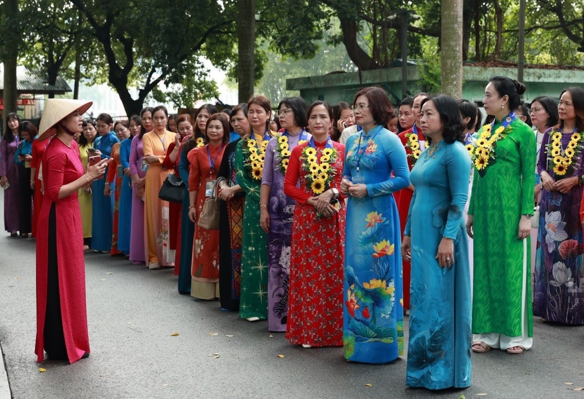 Lãnh đạo Tổng LĐLĐ Việt Nam và 90 nữ đoàn viên Công đoàn tiêu biểu báo công dâng Bác Lãnh đạo Tổng LĐLĐ Việt Nam và 90 nữ đoàn viên Công đoàn tiêu biểu báo công dâng Bác