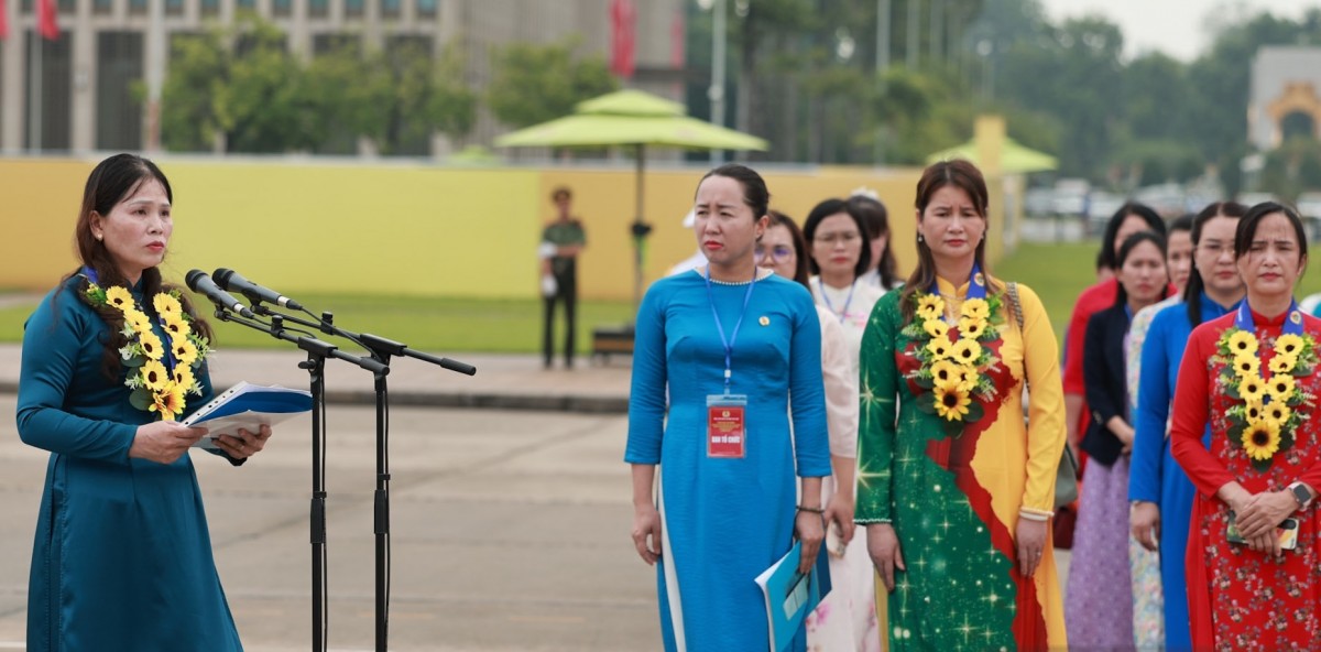 Lãnh đạo Tổng LĐLĐ Việt Nam và 90 nữ đoàn viên Công đoàn tiêu biểu báo công dâng Bác Lãnh đạo Tổng LĐLĐ Việt Nam và 90 nữ đoàn viên Công đoàn tiêu biểu báo công dâng Bác
