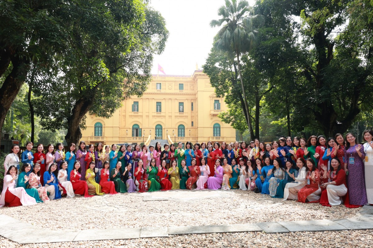 Lãnh đạo Tổng LĐLĐ Việt Nam và 90 nữ đoàn viên Công đoàn tiêu biểu báo công dâng Bác Lãnh đạo Tổng LĐLĐ Việt Nam và 90 nữ đoàn viên Công đoàn tiêu biểu báo công dâng Bác