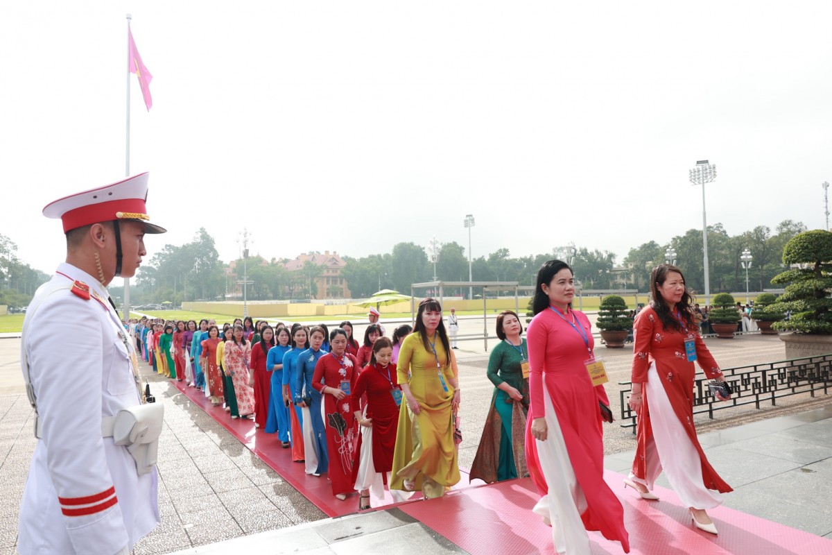 Lãnh đạo Tổng LĐLĐ Việt Nam và 90 nữ đoàn viên Công đoàn tiêu biểu báo công dâng Bác Lãnh đạo Tổng LĐLĐ Việt Nam và 90 nữ đoàn viên Công đoàn tiêu biểu báo công dâng Bác