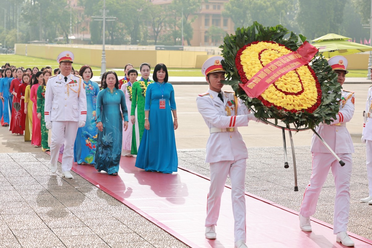 Lãnh đạo Tổng LĐLĐ Việt Nam và 90 nữ đoàn viên Công đoàn tiêu biểu báo công dâng Bác Lãnh đạo Tổng LĐLĐ Việt Nam và 90 nữ đoàn viên Công đoàn tiêu biểu báo công dâng Bác