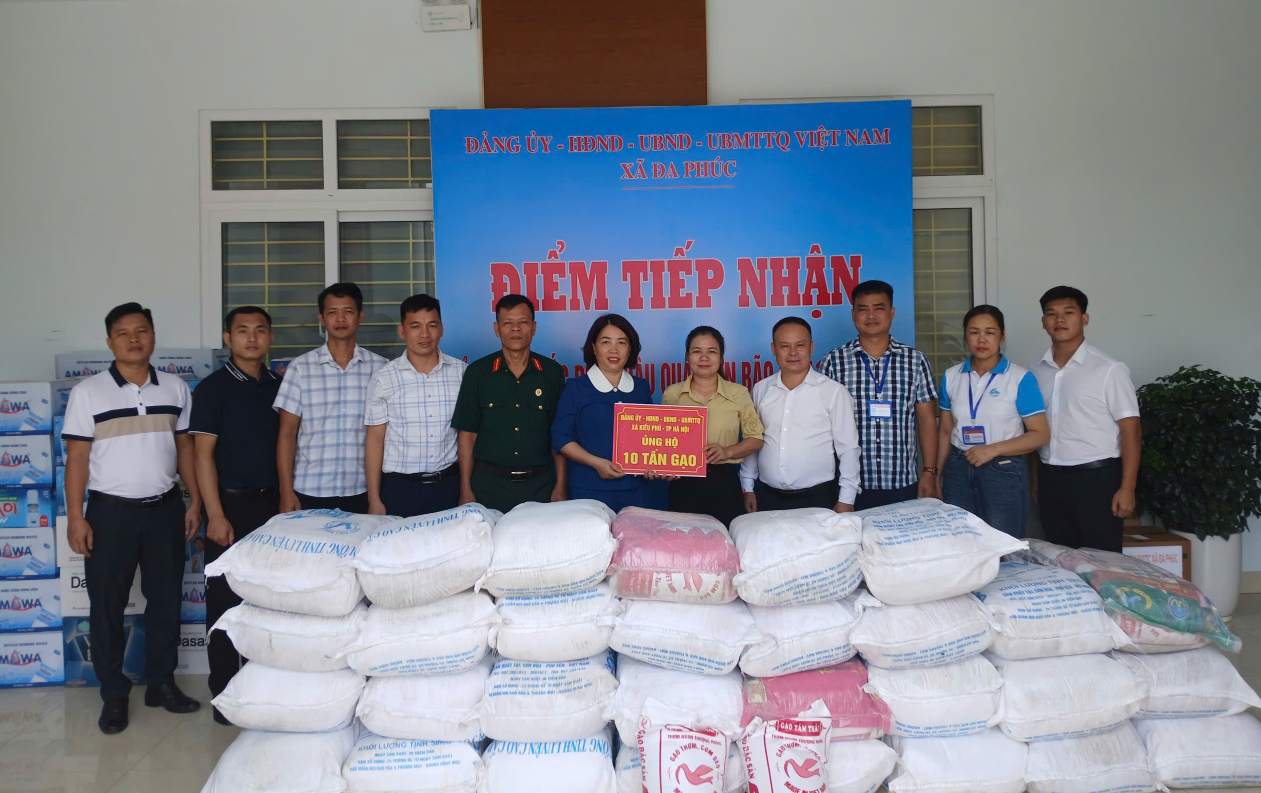 Kiều Phú trao tặng 10 tấn gạo hỗ trợ nhân dân xã Đa Phúc khắc phục hậu quả bão lũ