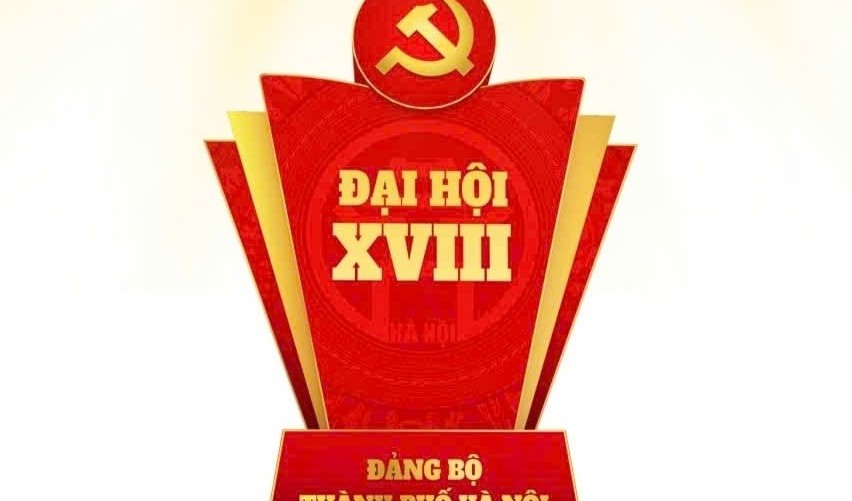 Đại biểu trải nghiệm công nghệ tương tác tại Đại hội XVIII Đảng bộ thành phố Hà Nội