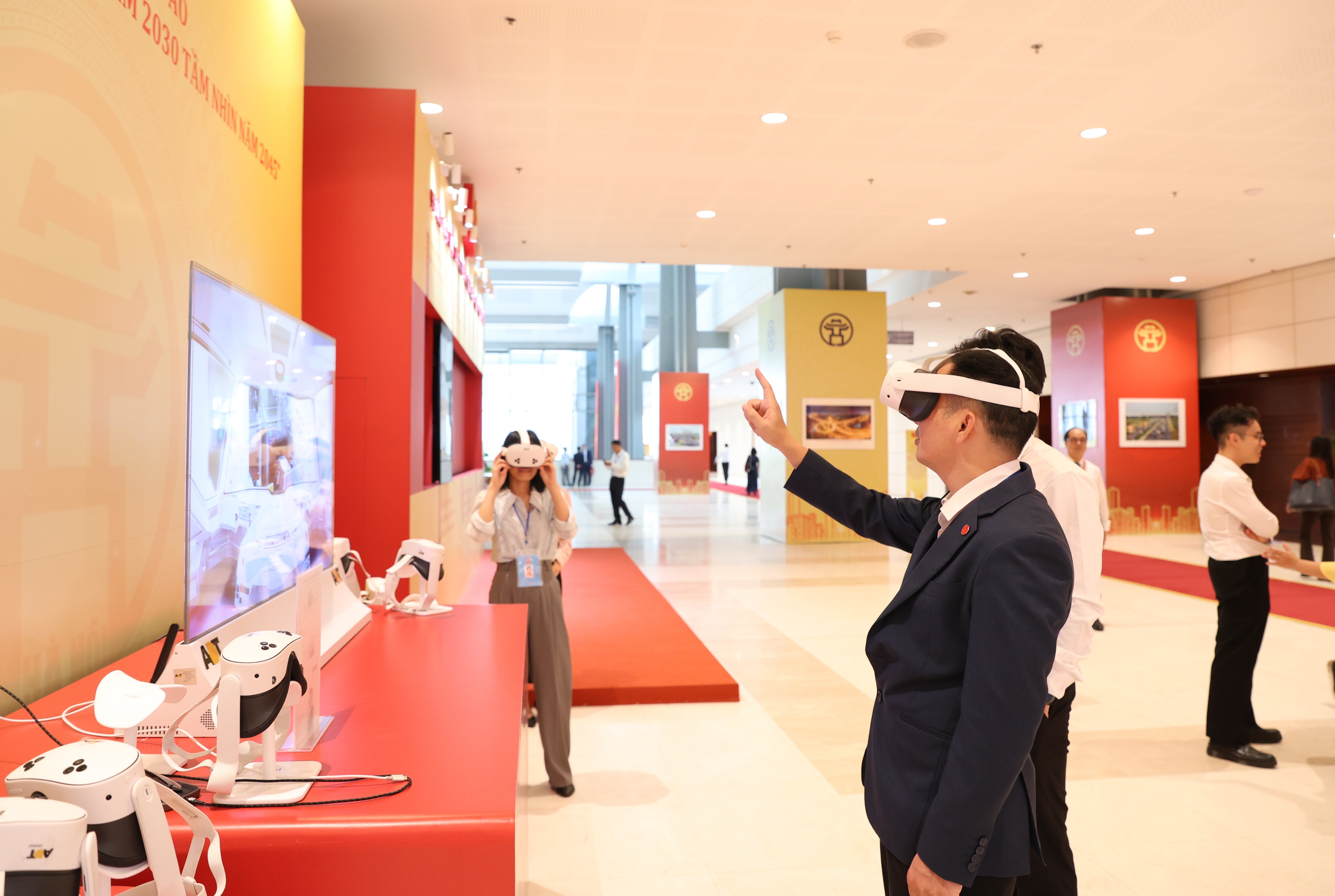 Trải nghiệm công nghệ số về quá trình xây dựng và phát triển của Thủ đô Trải nghiệm công nghệ số về quá trình xây dựng và phát triển của Thủ đô