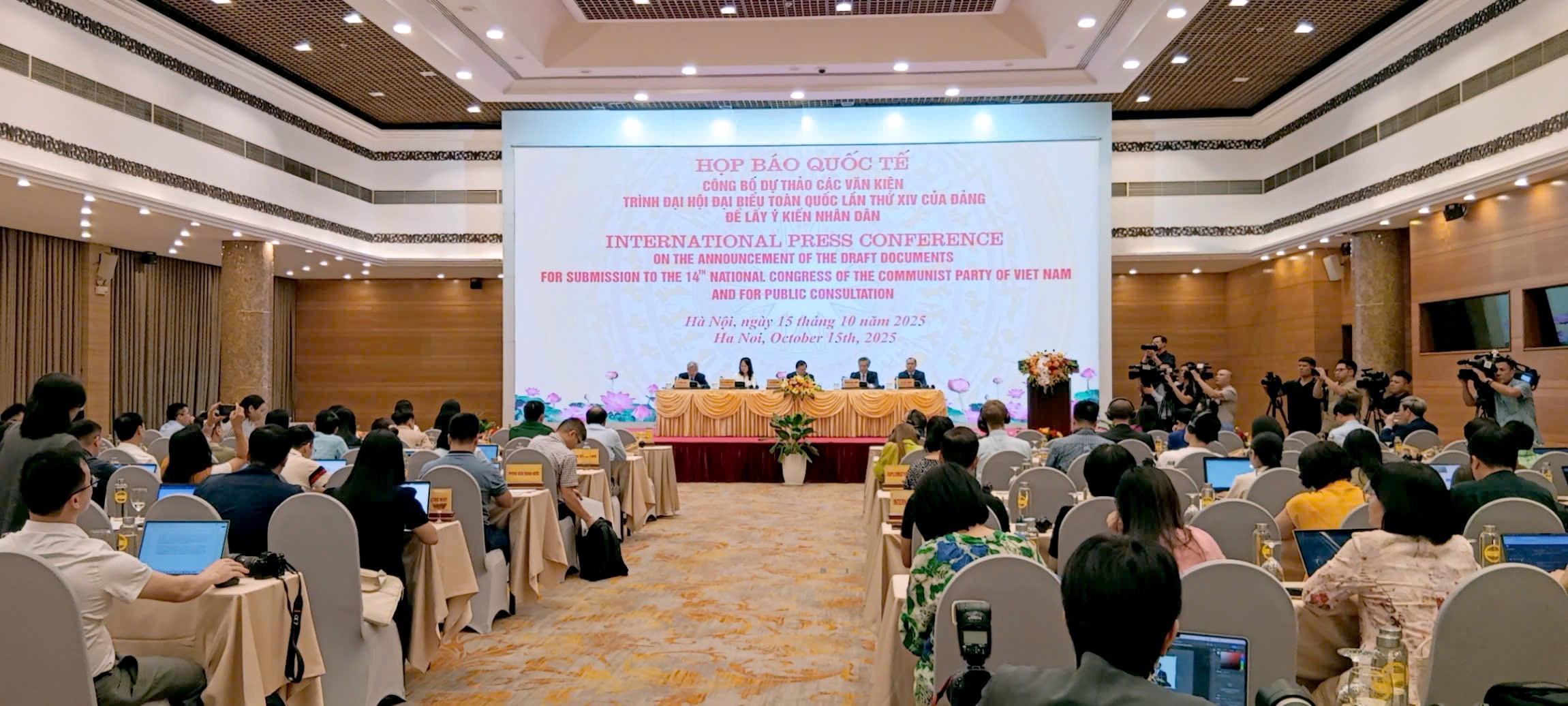 Họp báo quốc tế công bố Dự thảo Văn kiện trình Đại hội XIV của Đảng