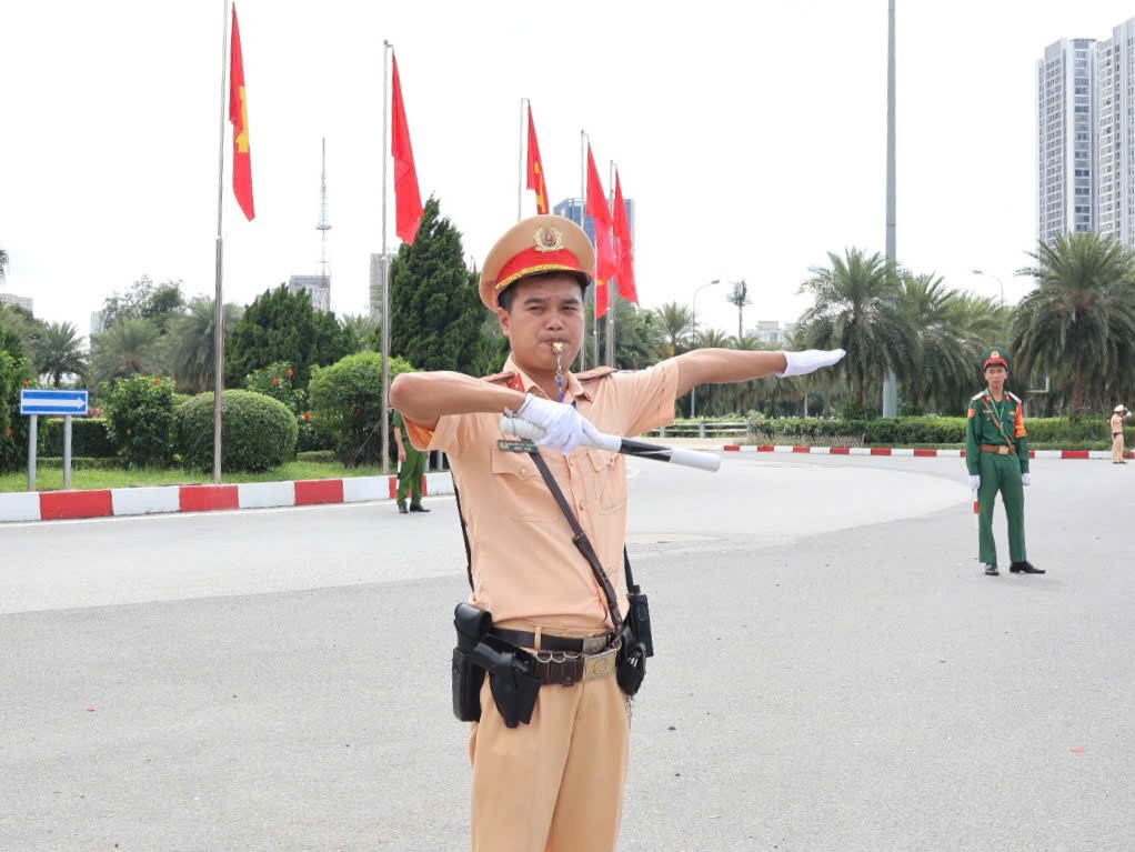 Công an Hà Nội bảo vệ an toàn giao thông tuyệt đối cho Đại hội Đảng bộ Thành phố lần thứ XVIII