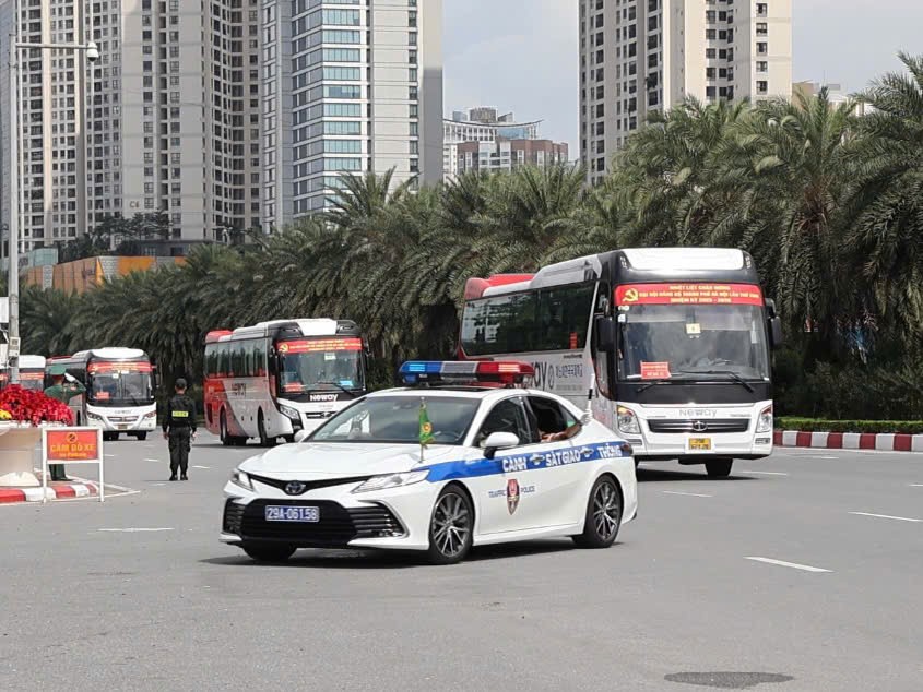 Công an Hà Nội bảo vệ an toàn giao thông tuyệt đối cho Đại hội Đảng bộ Thành phố lần thứ XVIII
